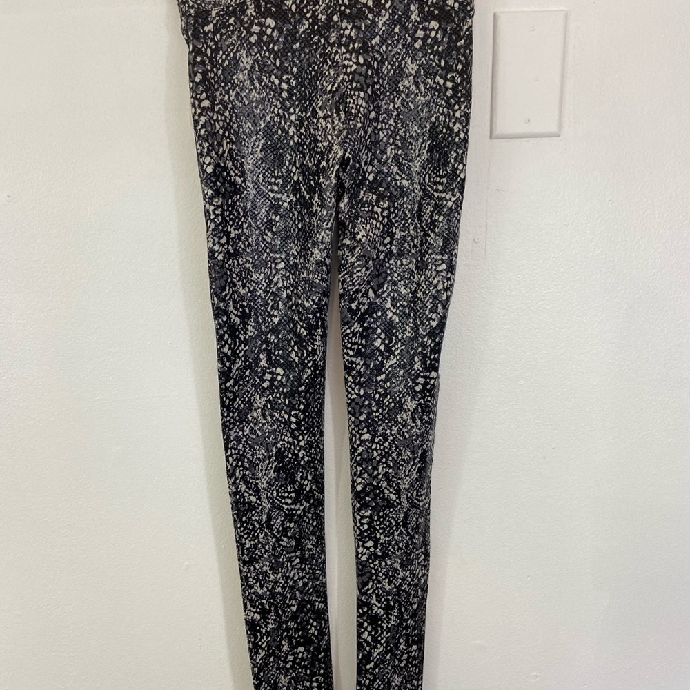 Spanx Faux Leather Snake Shine Leggings Women's Size XS New with Tags Athletic - Picture 4 of 10